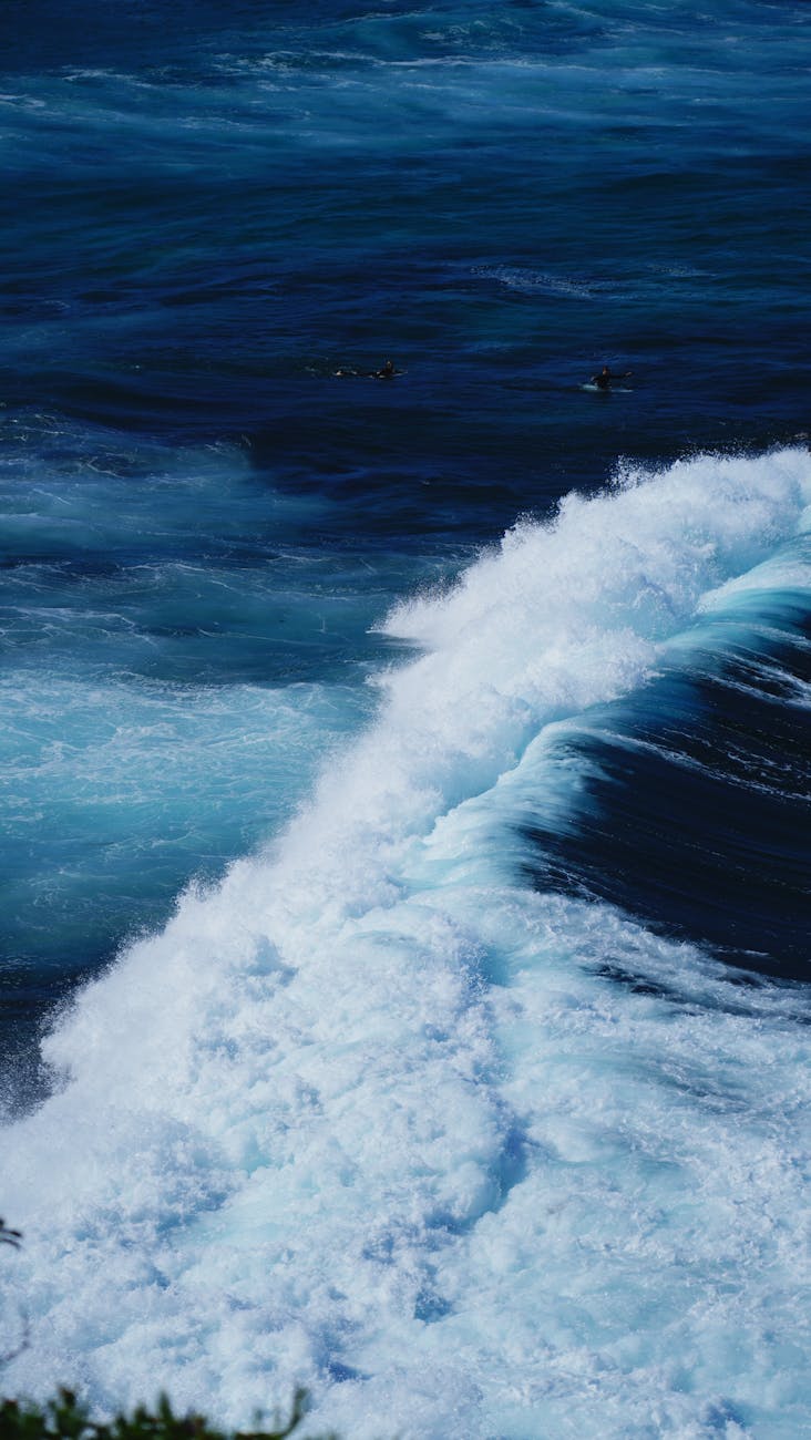 Dynamic image of powerful ocean waves crashing with vibrant blue hues