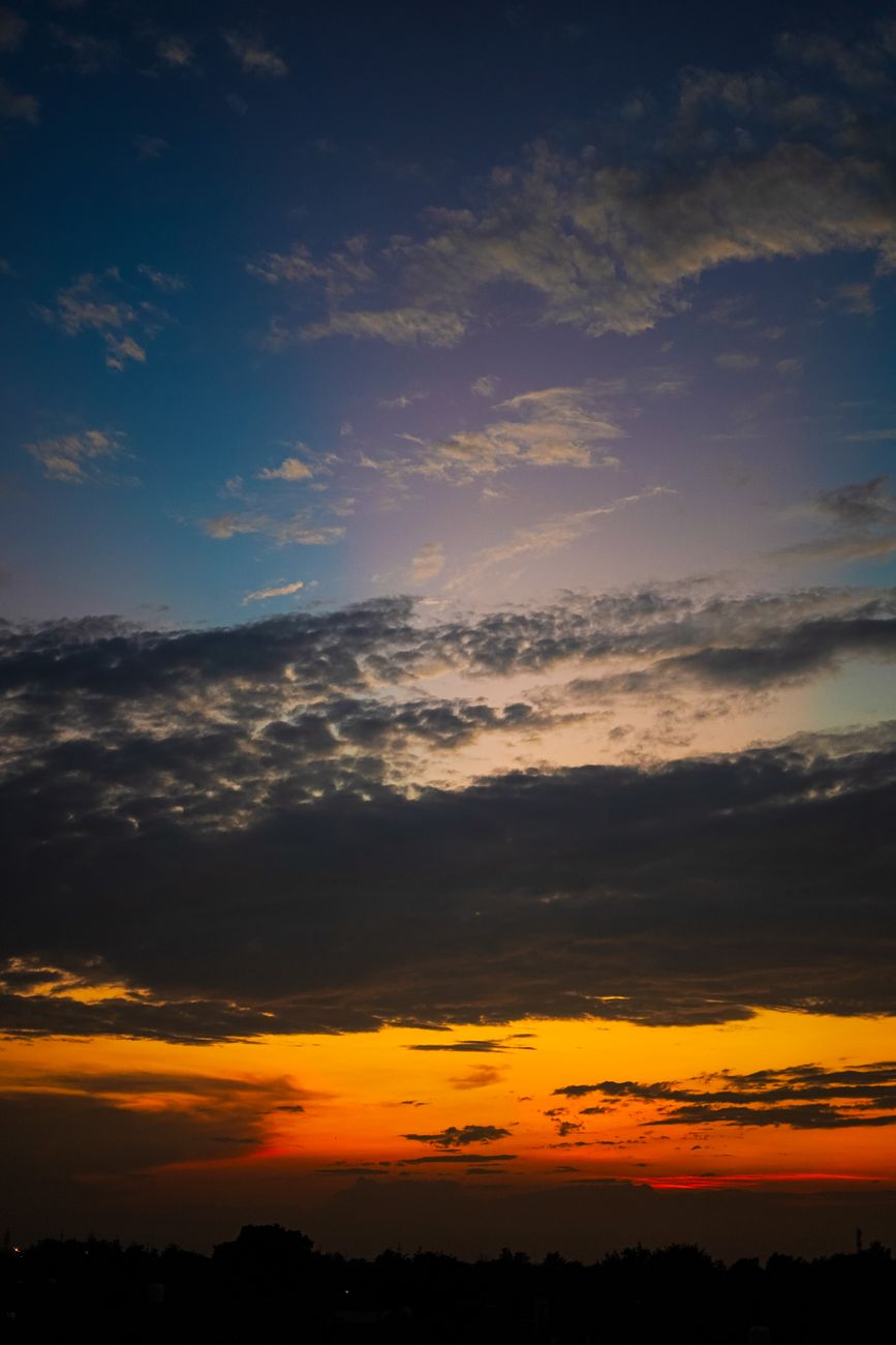 Vibrant sunset with dramatic cloud formation over the horizon, offering a captivating twilight sky.