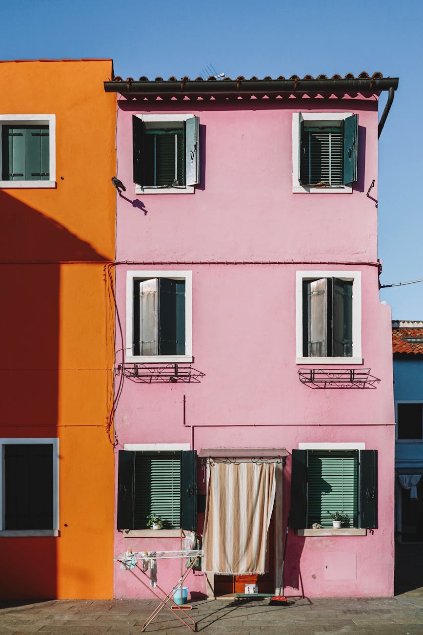 Vibrant painted houses on Burano island, showcasing Italian charm and architecture.