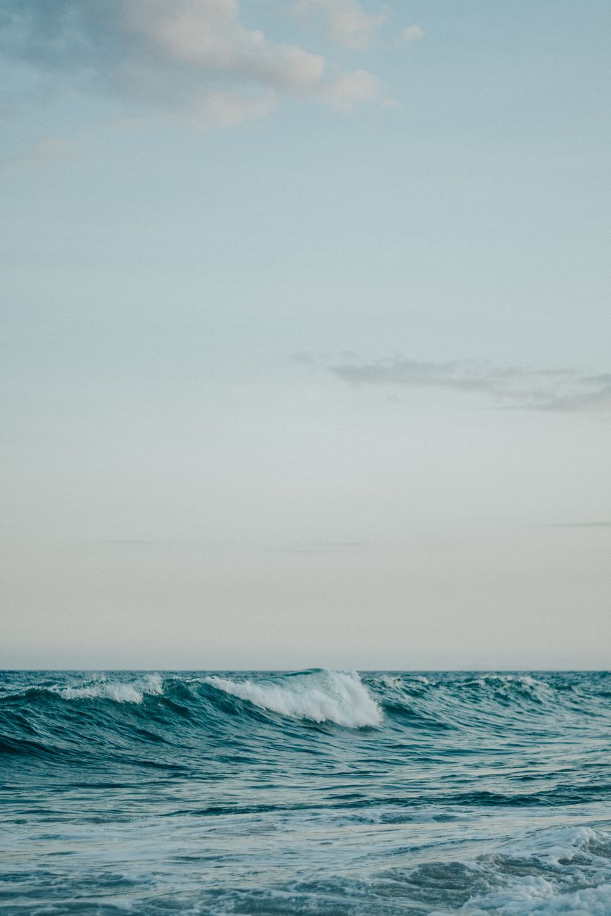 Serene ocean waves under a clear sky, capturing the beauty of nature.
