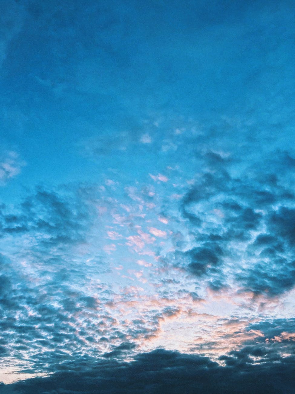 A stunning sky filled with blue and pink clouds during twilight.