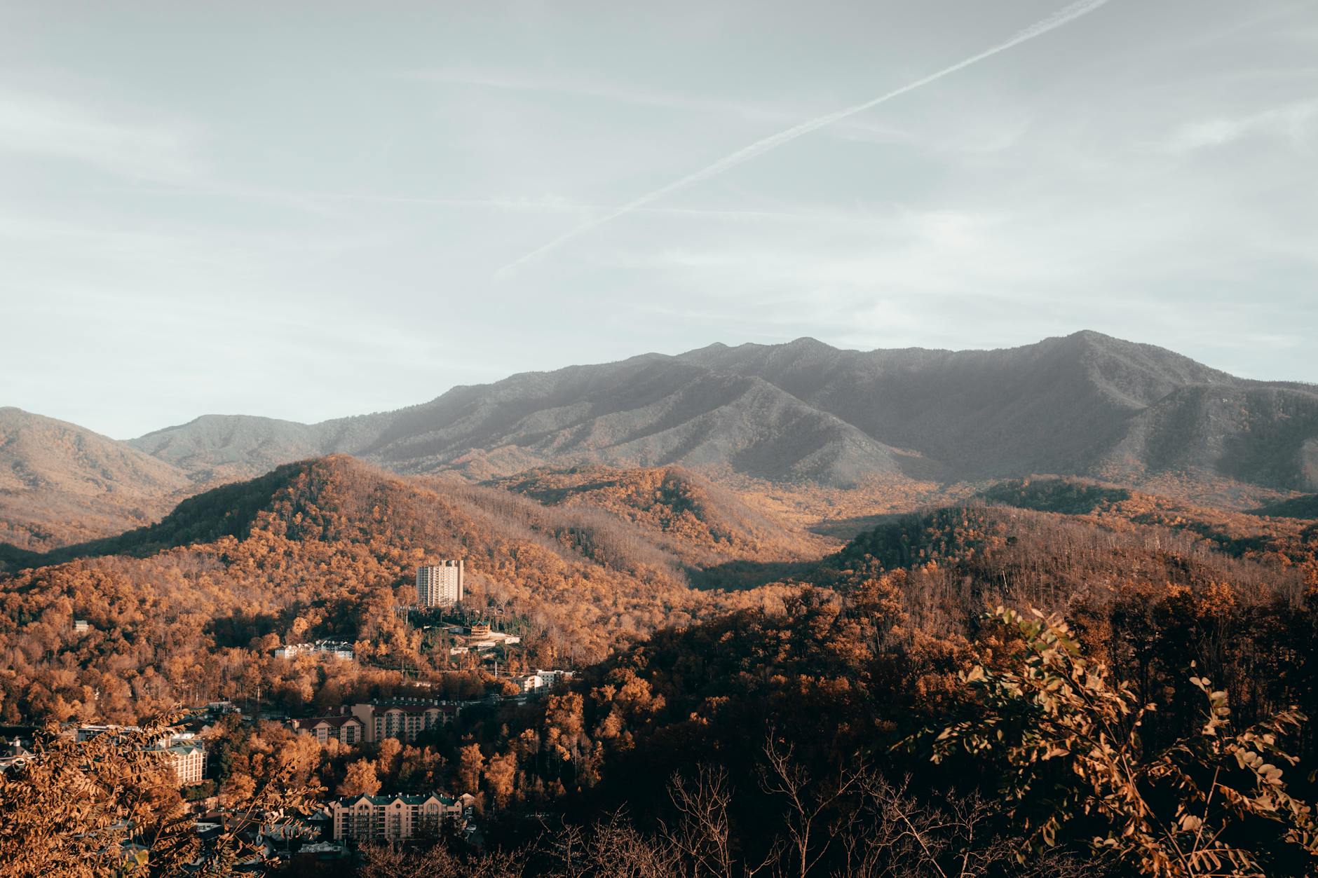 Breathtaking view of Gatlinburg's mountains in fall, showcasing vibrant foliage and serene scenery.