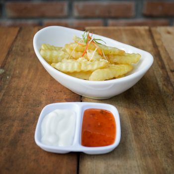 Patatas fritas con salsas